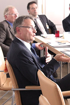 Teilnehmer bei seinem Diskussions-Beitrag
