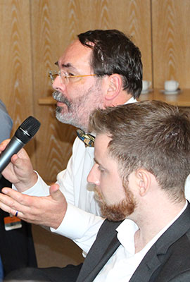 Teilnehmer spricht in Mikrofon