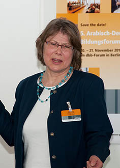 Eine Referentin während ihres Vortrags