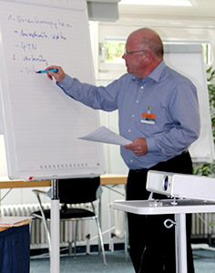 Teilnehmer schreibt an Flipchart