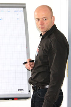 Teilnehmer notiert Arbeitsergebnisse am Flipchart