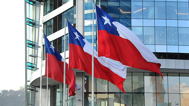 chilenische Flaggen wehen vor einem Gebäude