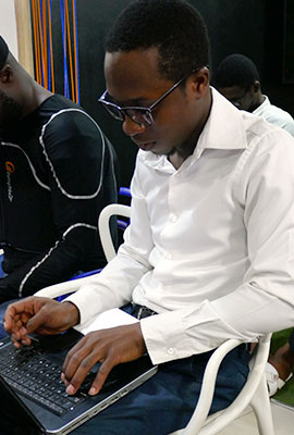 juner Nigeriana tippt in Laptop