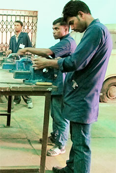 zwei Inder arbeiten an Werkstück