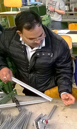 Inder hält Metallstab in der Hand