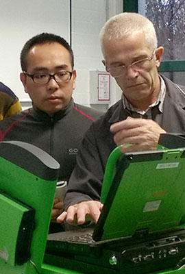 zwei Männer schauen auf einen Bildschirm