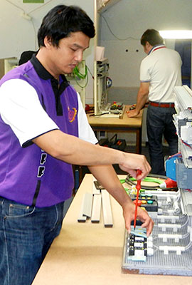 Teilnehmer der Mechatroniker-Fortbildung für Lehrkräfte aus Thailand bei der Arbeit