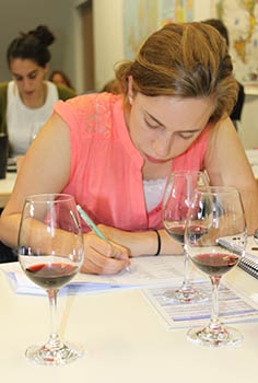 junge Sutdentin mit Weingläsern während des Unterrichts