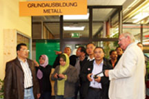 Malaysische Besucher bei einer Unternehmensbesichtigung
