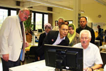 Karl-Ludwig Radlinger von den Eckert Schulen mit den malaysischen Besuchern