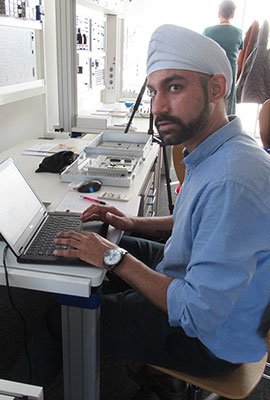 Inder arbeitet an Laptop