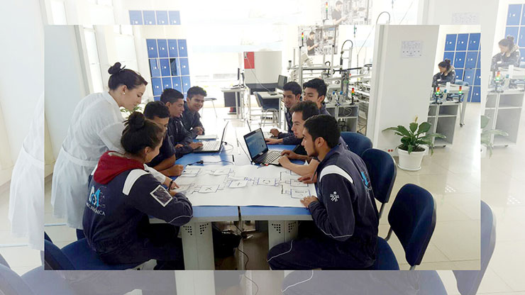 Szene einer Trainingsmaßnahme zur Schulung von Ausbildern