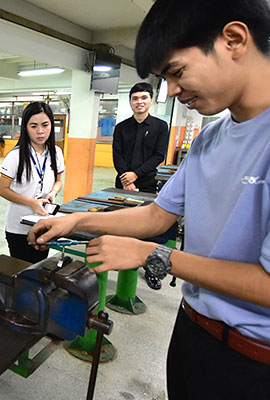 Thai feilt ein Werkstück