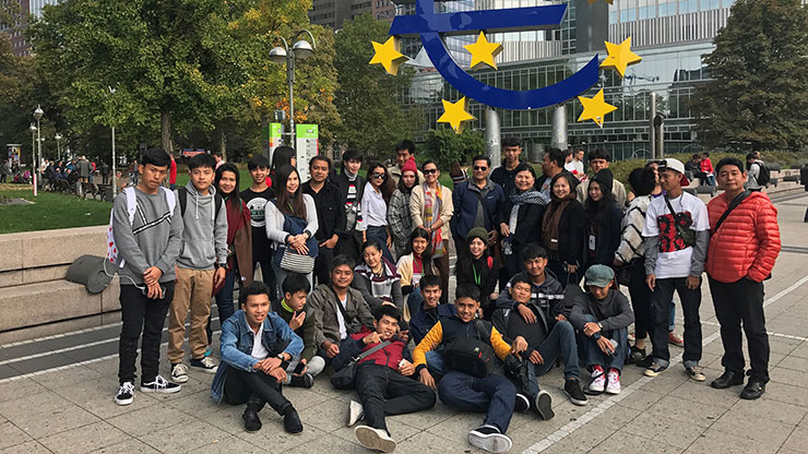 Gruppenbild vor Symbol der Europäischen Union