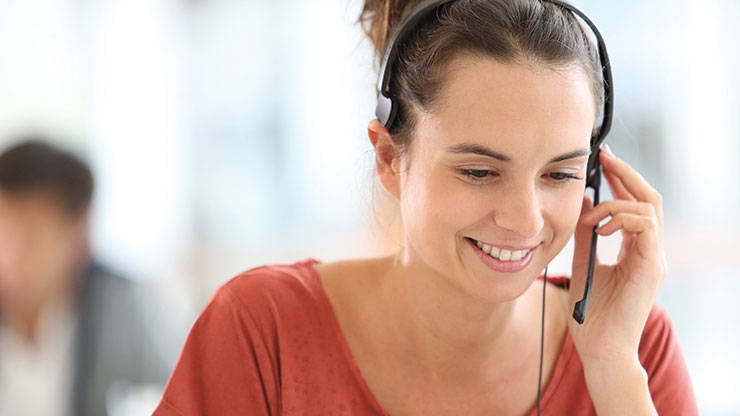 Frau mit Headset lächelt