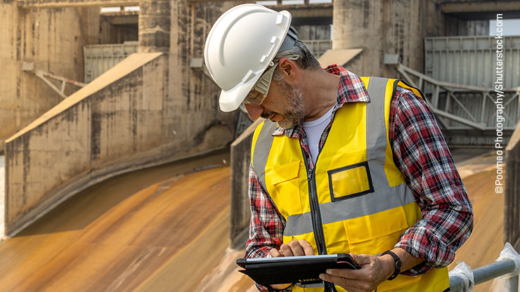 Mann in Sicherheitskleidung auf einer Baustelle