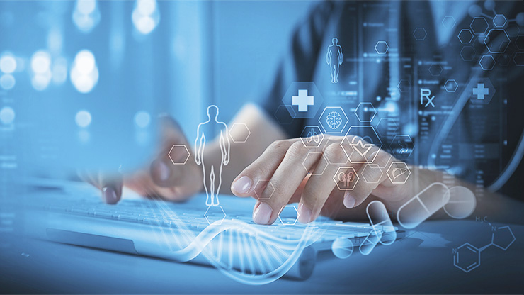 im Vordergrund computergenerierte Figuren und Formen, im Hintergrund tippen Hände auf eine Tastatur