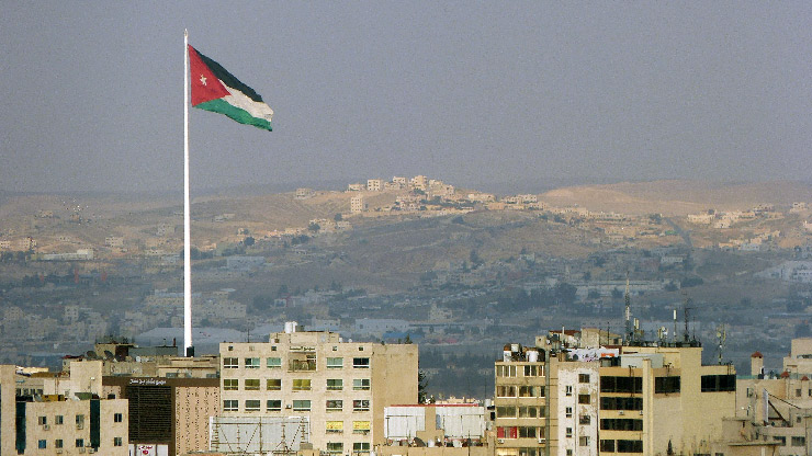Blick auf Amman mit Nationalflagge im Vordergrund