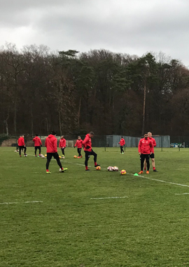 Fußballer beim Training auf dem Rasen