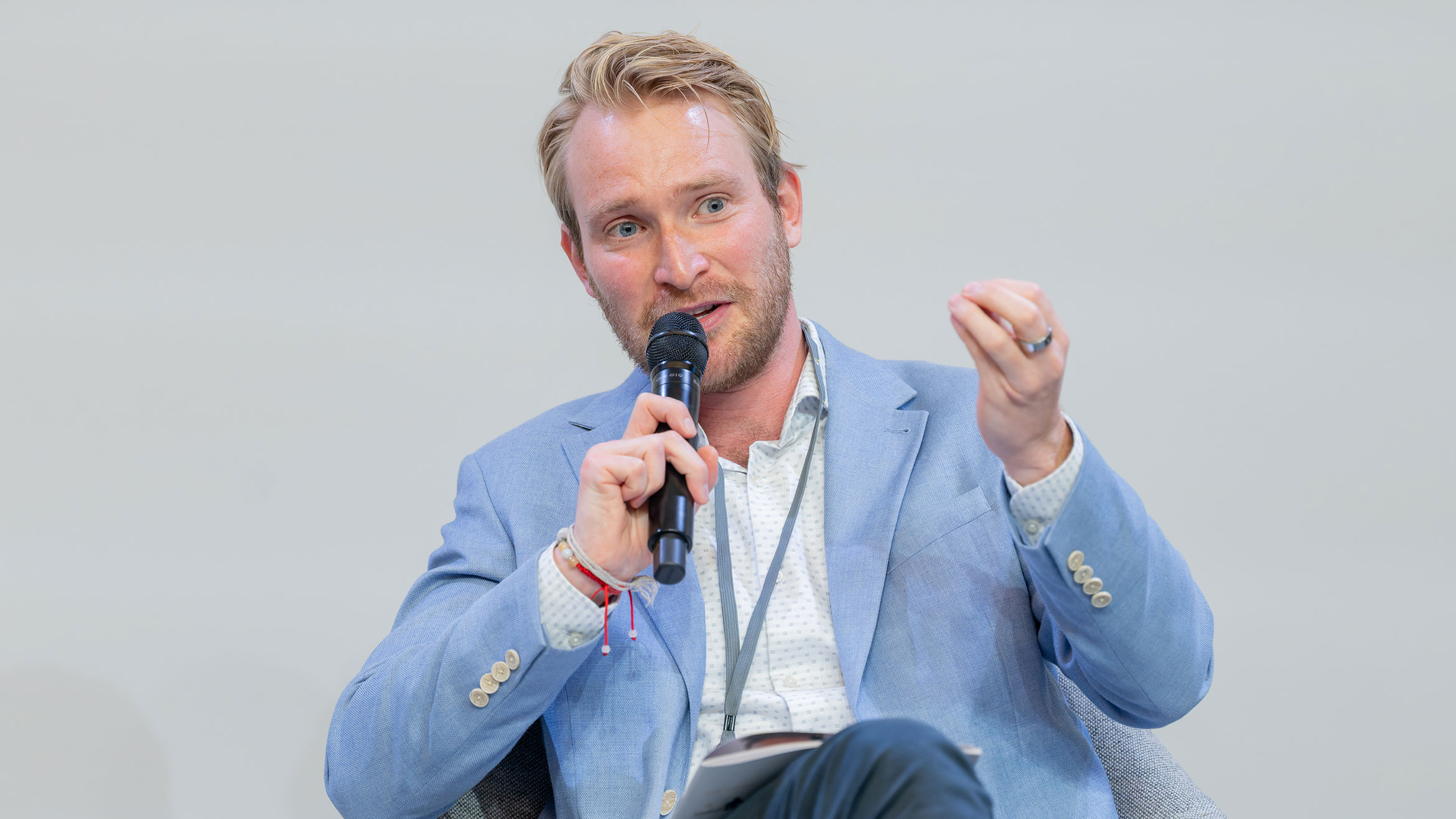 Close-up of speaker Jannik Heckenhahn