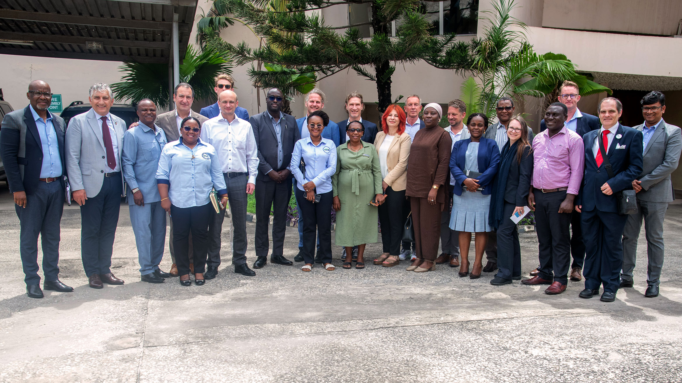 group picture with the German delegation and the tanzanian hosts