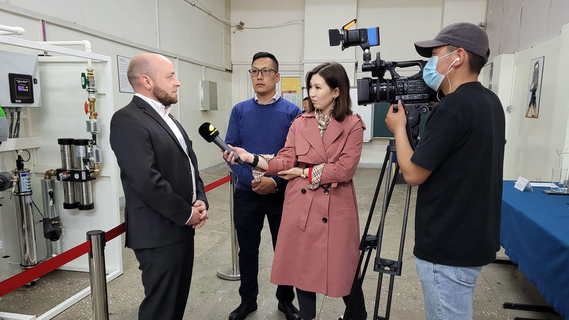 Mongolian journalists interviewing and filming the German project manager