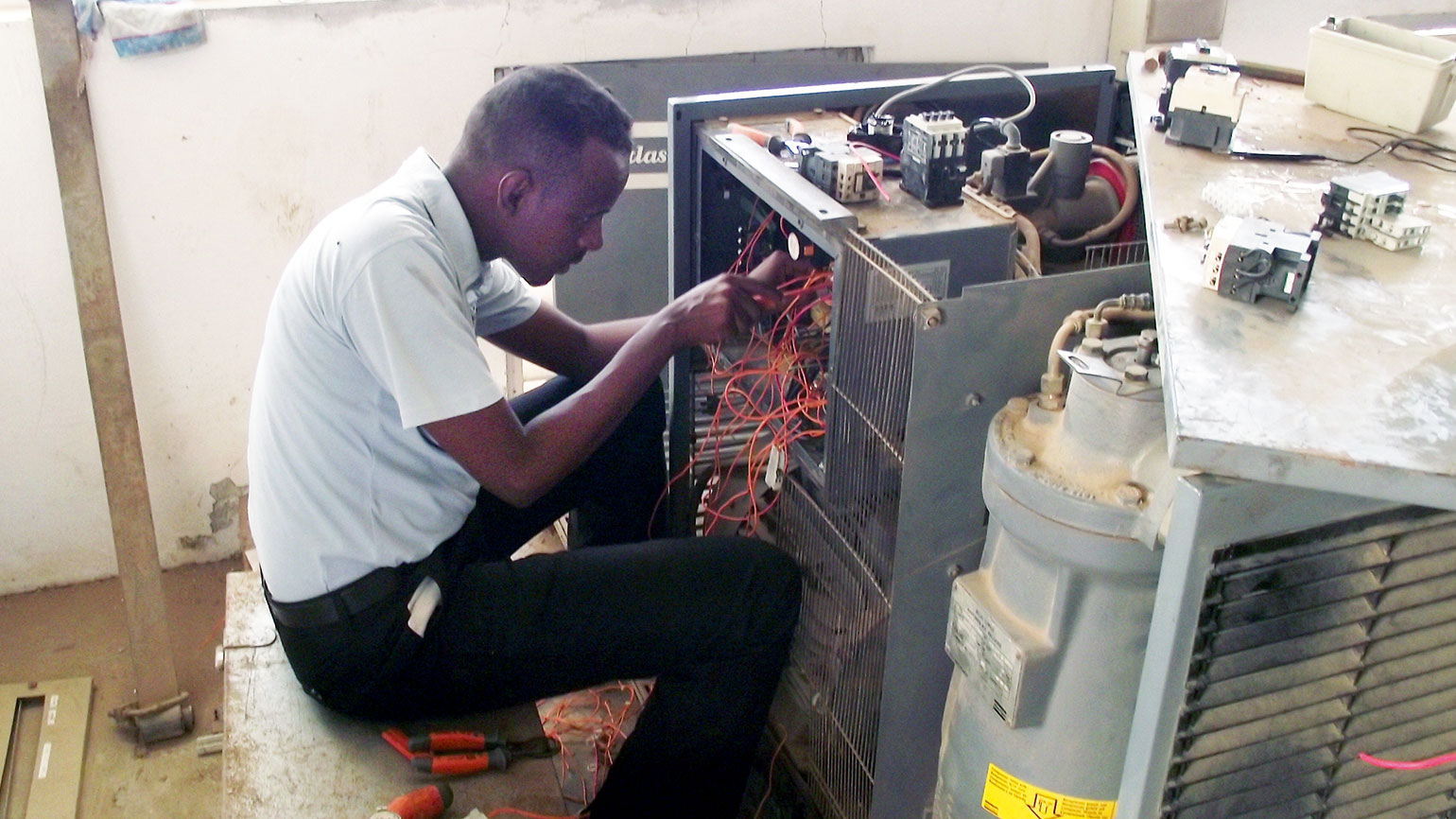 man screws on an apparatus