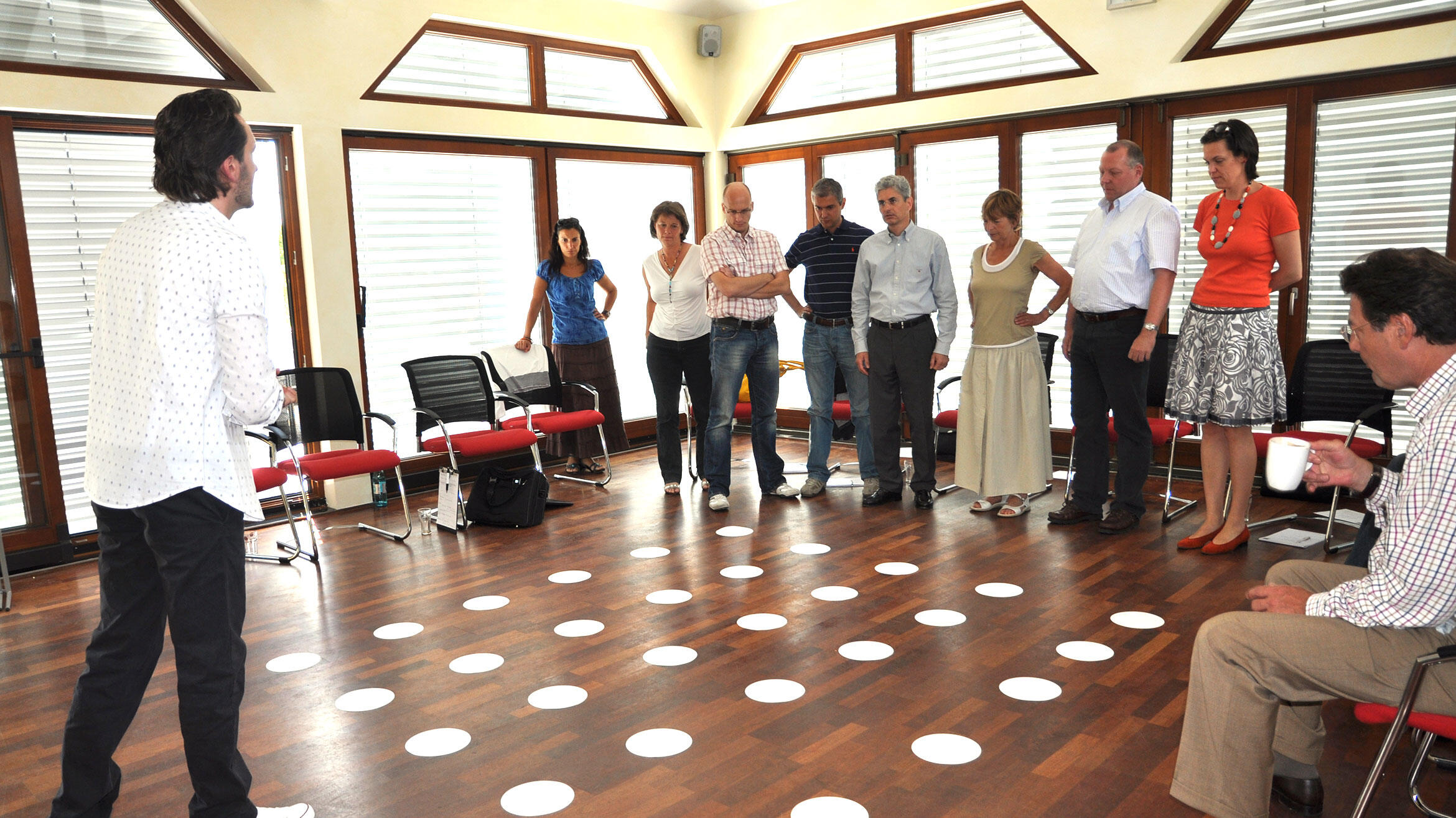 people face each other in two groups in an exercise