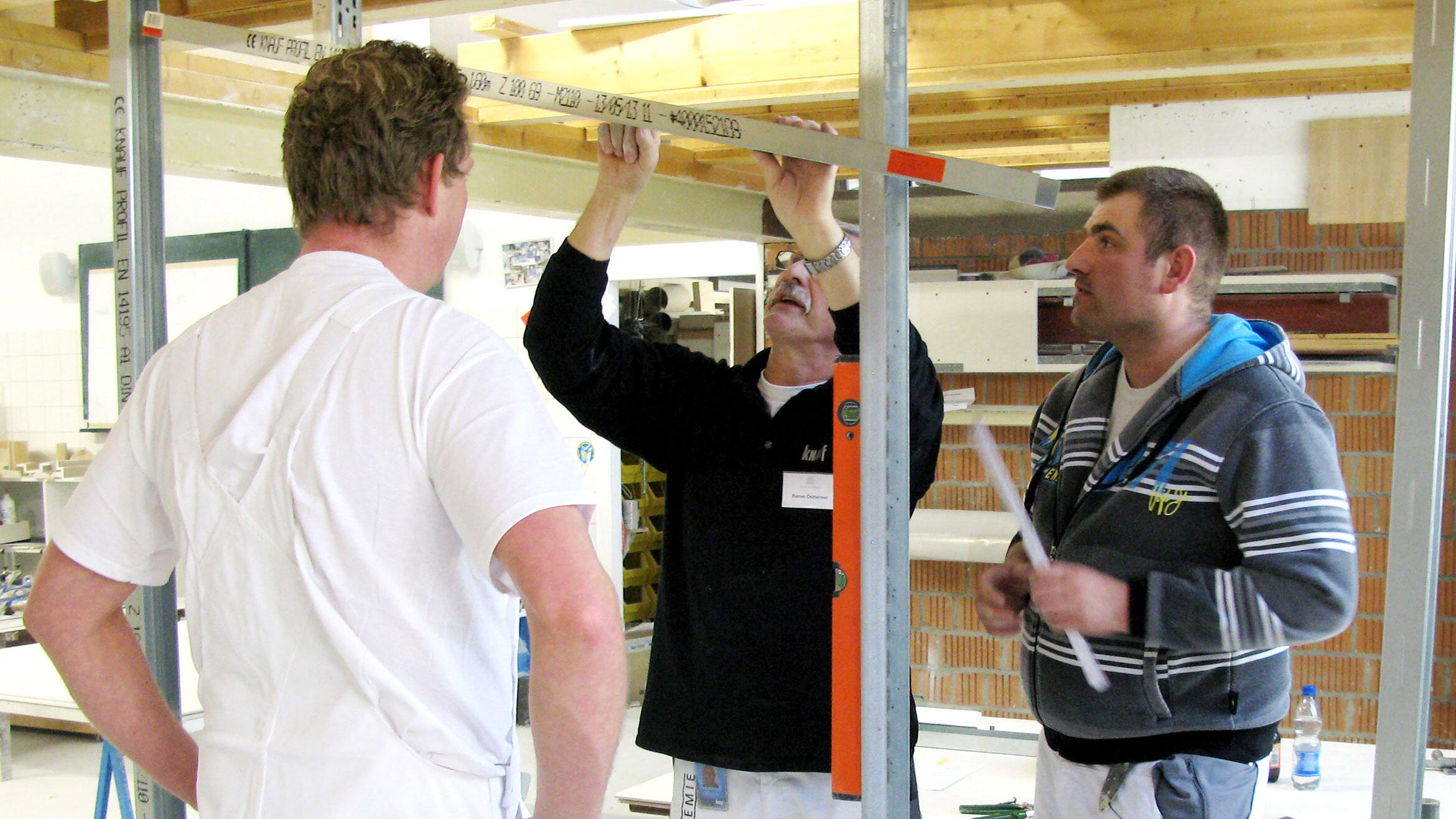 German trainer working with people from Turkey in a workshop