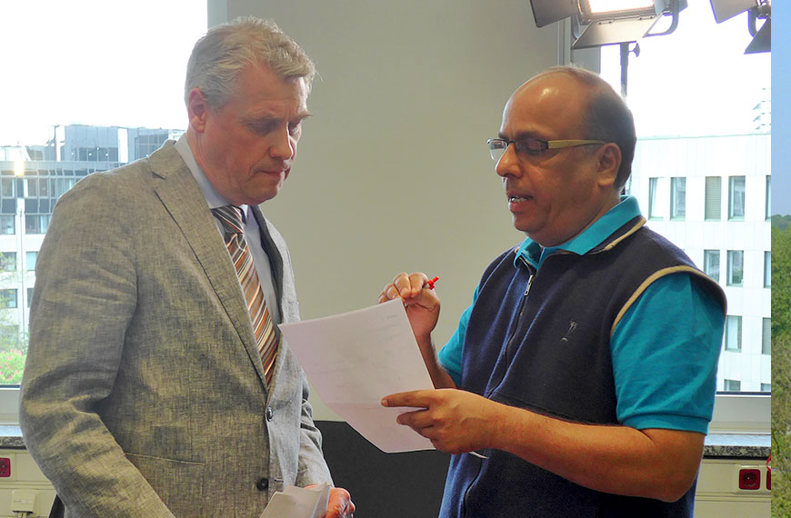 regisseur gives instructions