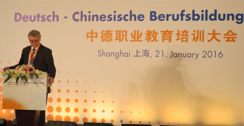 Jürgen Wilke presents the dragon project on the German Chinese Education Conference