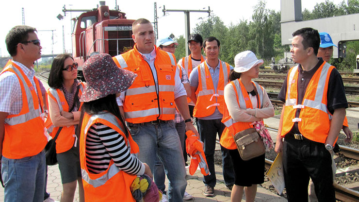Vietnamese during the visit of a freight traffic center