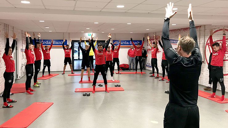 men excercising in a gym